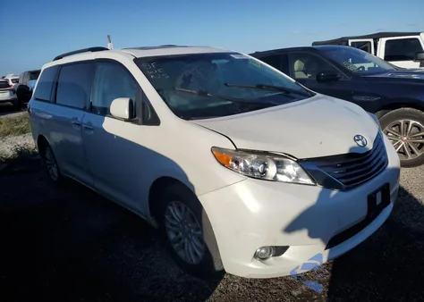 2015 Toyota Sienna Xle z USA, uszkodzony, nr VIN 5TDYK3DC1FS654885